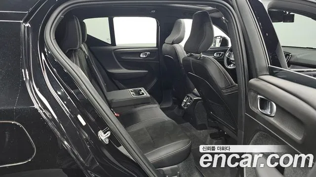 Вольво XC40 B4 Black Edition — Фото автомобиля 25