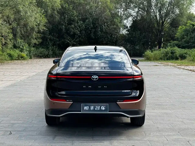 Toyota Crown SportCross — Фото автомобиля 4