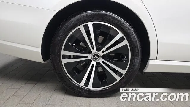 Mercedes-Benz E-Class — Фото автомобиля 5