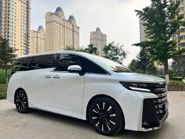 Toyota Vellfire 2025 Crown Hybrid 2.5L Ink Gold Executive Edition — Фото автомобиля 2
