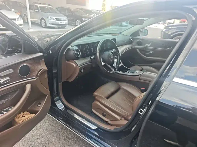 Mercedes-Benz E-Class — Фото автомобиля 4