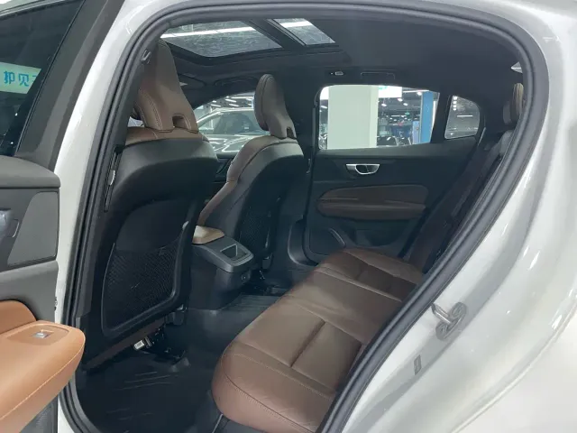 Volvo S60 — Фото автомобиля 4