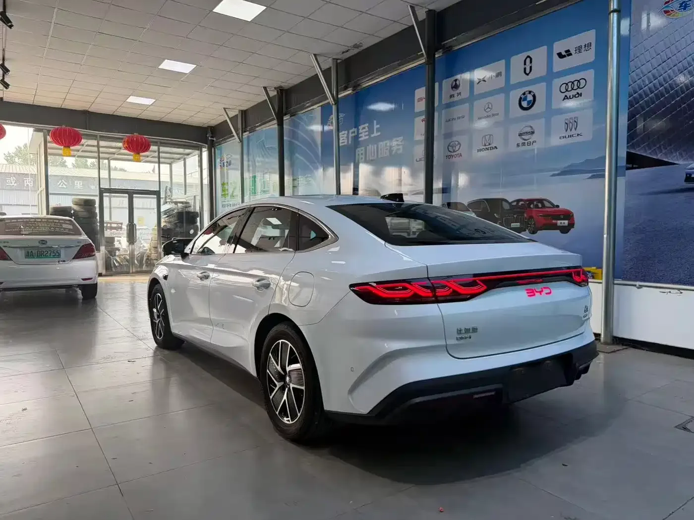 BYD Qin L 2025 DM-i Smart Drive Edition 120KM Surpassing — Фото автомобиля 7