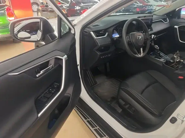 Toyota RAV4 — Фото автомобиля 15