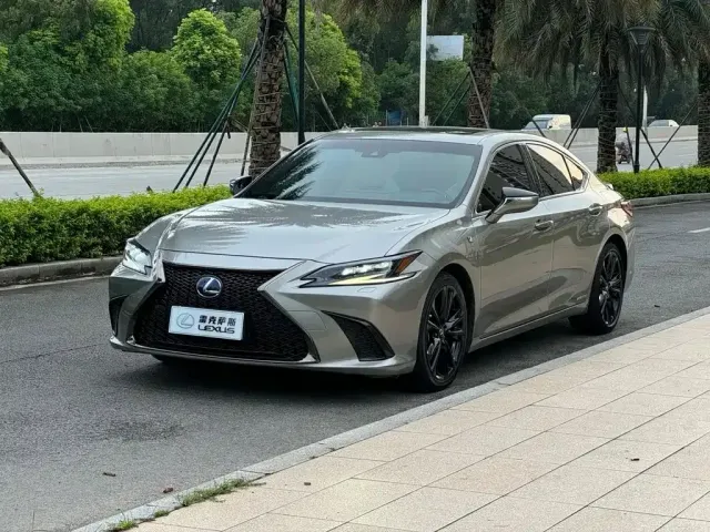 Фотография автомобиля — Lexus ES
