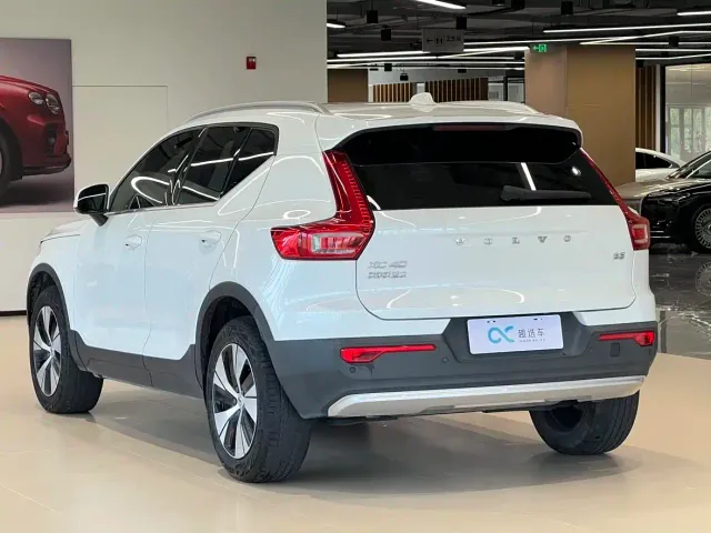 Volvo XC40 — Фото автомобиля 5