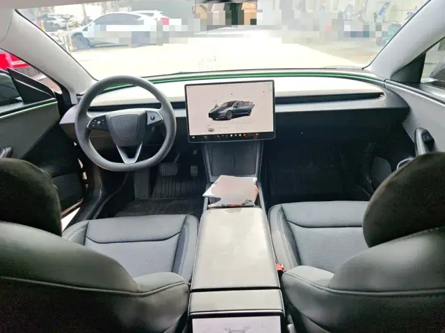 Tesla Model 3 — Фото автомобиля 10