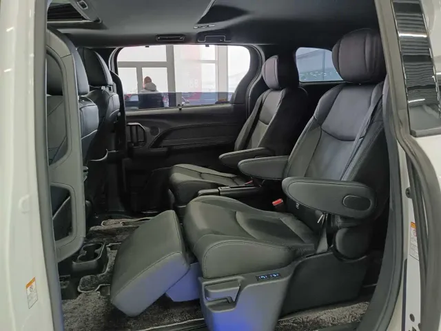 Toyota Sienna — Фото автомобиля 15