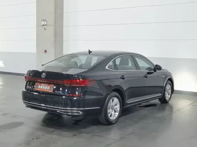 Volkswagen Passat — Фото автомобиля 2