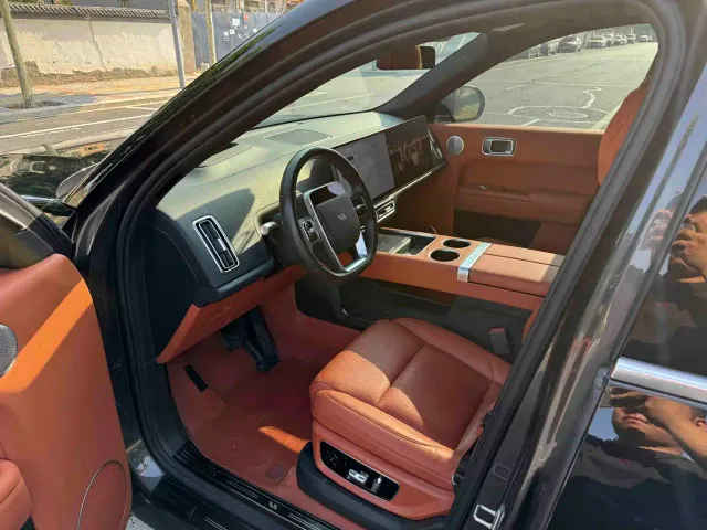 Li Auto L8 — Фото автомобиля 3