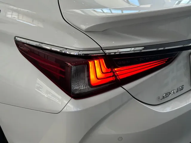 Lexus ES — Фото автомобиля 22