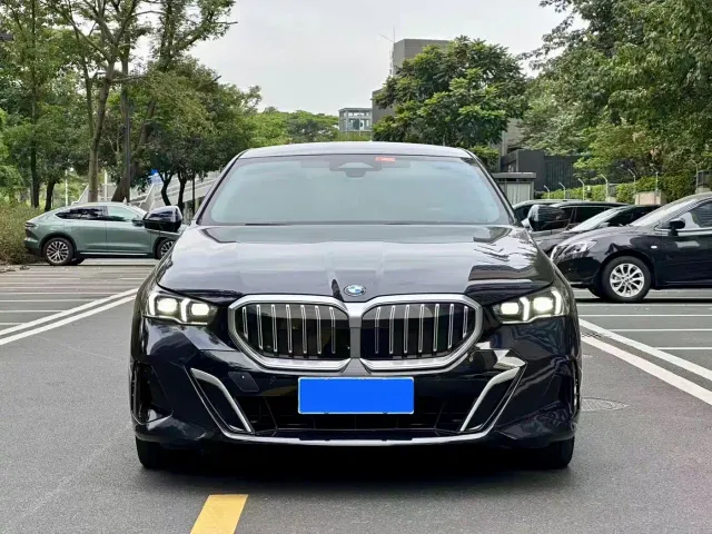 BMW 5 Series — Фото автомобиля 2