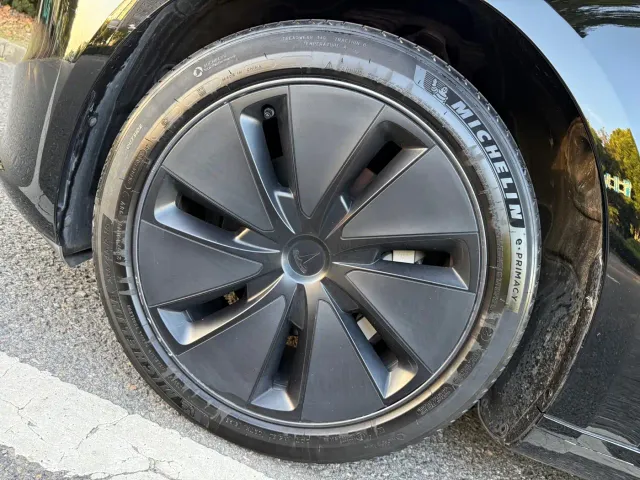 Tesla Model 3 — Фото автомобиля 18