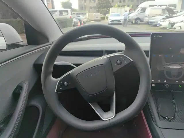 Tesla Model 3 — Фото автомобиля 11