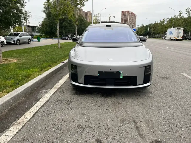 Li Auto i8 — Фото автомобиля 2