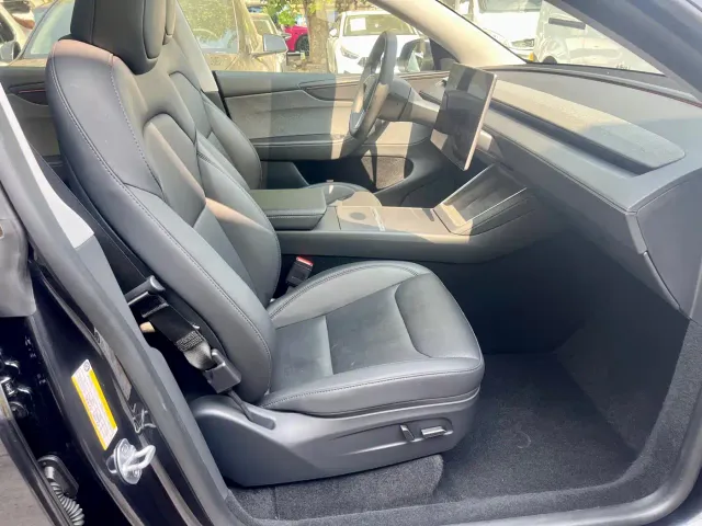 Tesla Model Y — Фото автомобиля 17