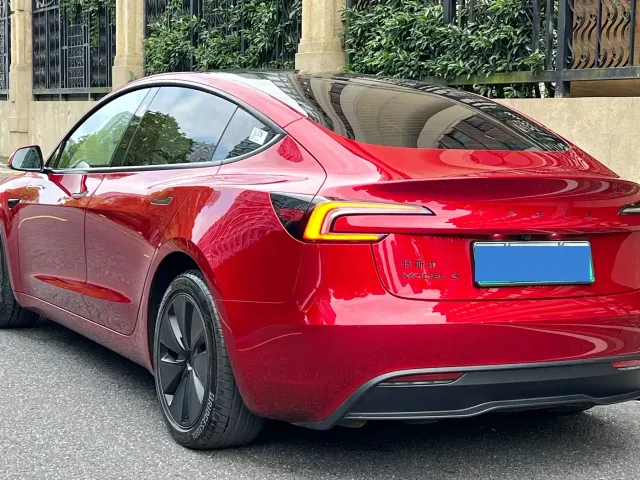 Tesla Model 3 — Фото автомобиля 4