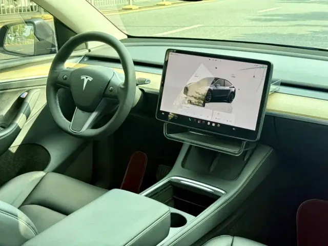 Tesla Model Y — Фото автомобиля 2