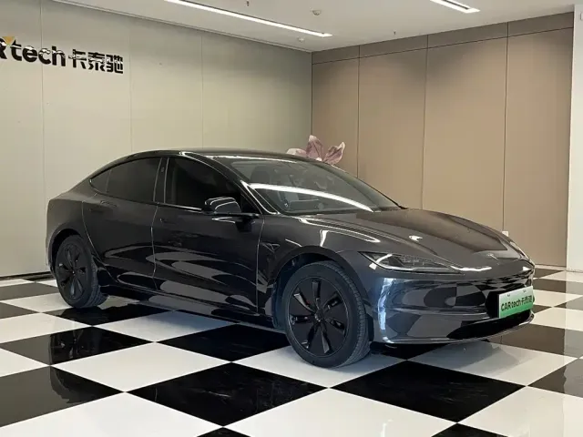 Tesla Model 3 — Фото автомобиля 2