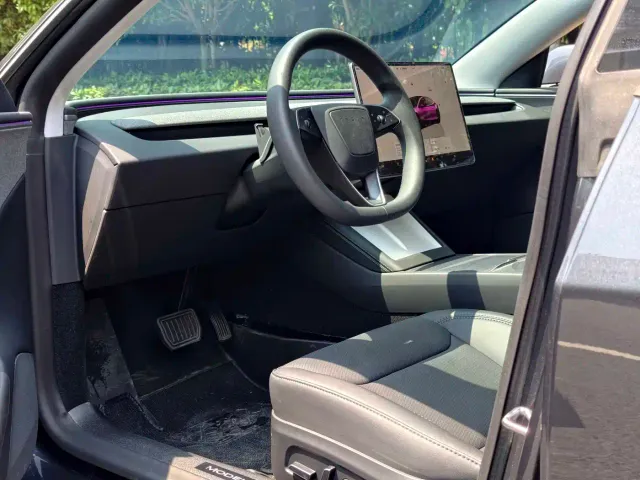 Tesla Model 3 — Фото автомобиля 8