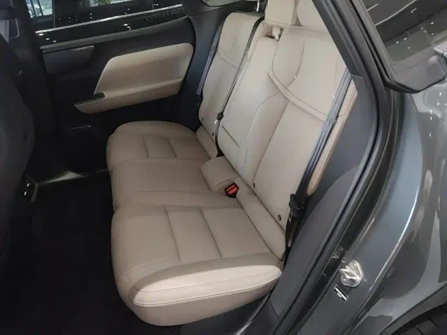 Volvo XC70 Plug-in Hybrid — Фото автомобиля 16