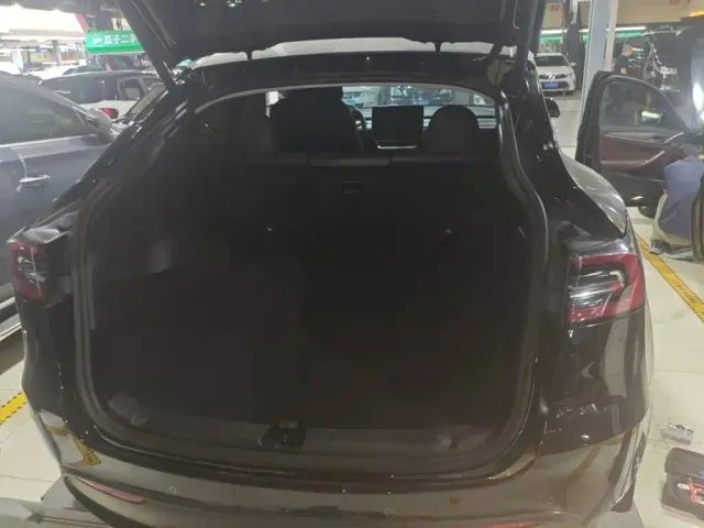 Tesla Model Y — Фото автомобиля 13