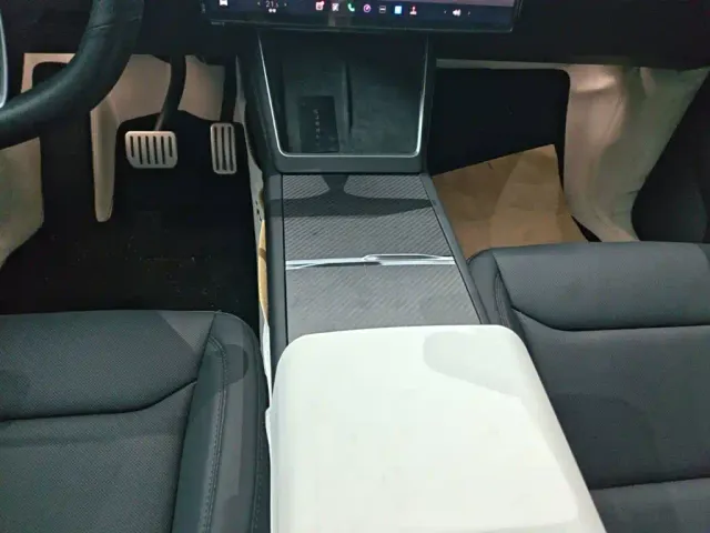 Tesla Model Y — Фото автомобиля 13