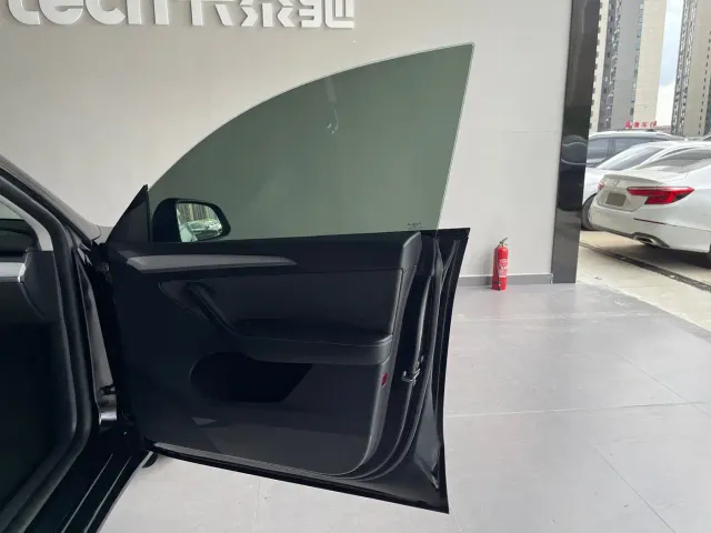 Tesla Model Y — Фото автомобиля 24