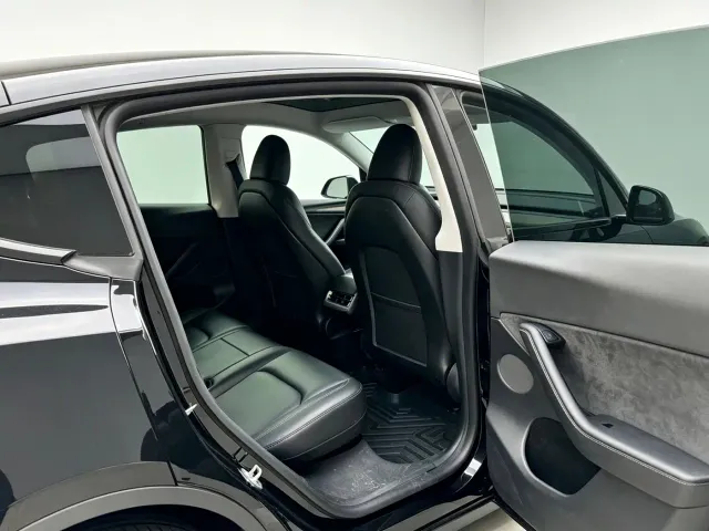 Tesla Model Y — Фото автомобиля 11