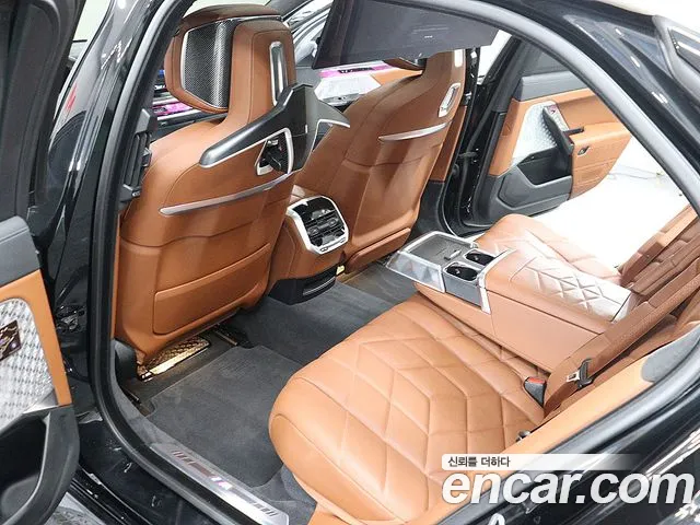 BMW i7 — Фото автомобиля 17