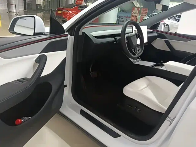Tesla Model Y — Фото автомобиля 15