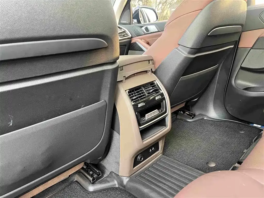 BMW BMW X7 2022 xDrive40i Leading Luxury Package — Фото автомобиля 4