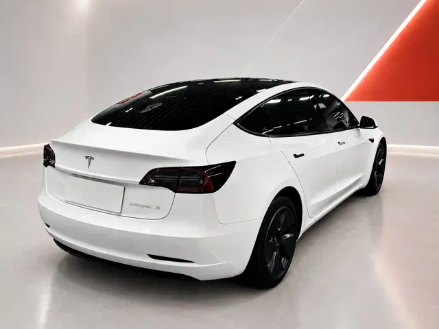 Tesla Model 3 — Фото автомобиля 6
