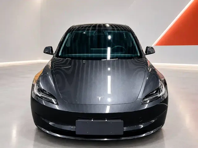 Tesla Model 3 — Фото автомобиля 2