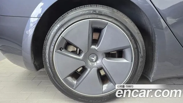 Tesla Model 3 — Фото автомобиля 5