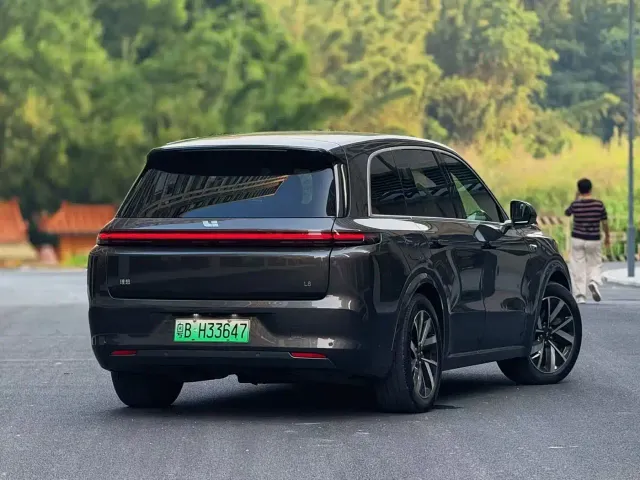 Li Auto L8 — Фото автомобиля 4