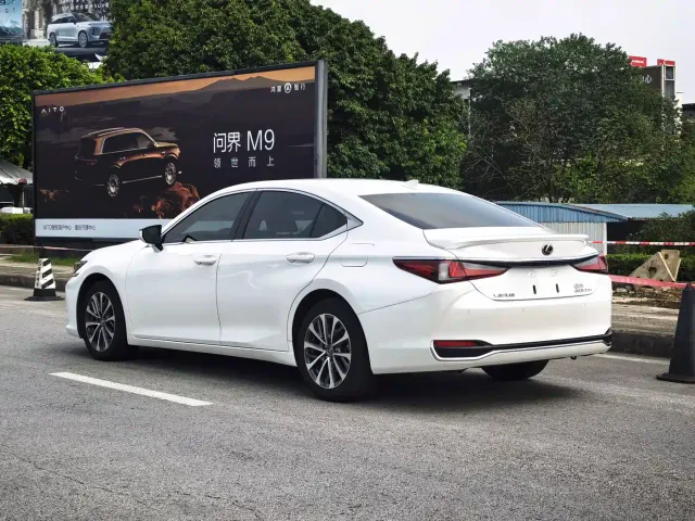 Lexus ES — Фото автомобиля 3