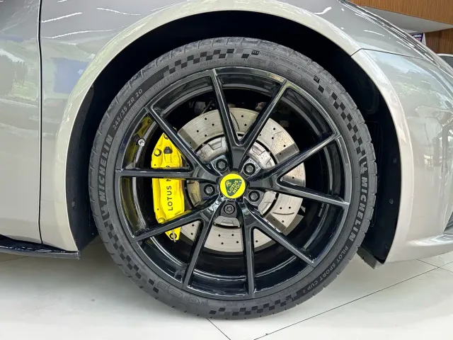 Lotus Emira — Фото автомобиля 14