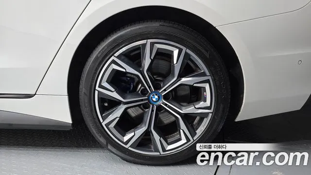 BMW i4 — Фото автомобиля 6