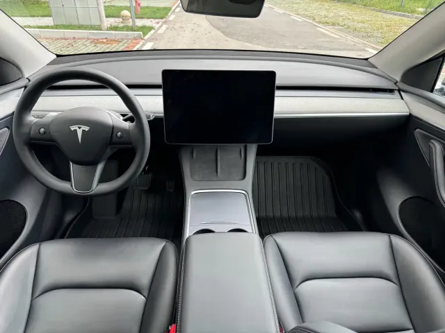 Tesla Model Y — Фото автомобиля 18