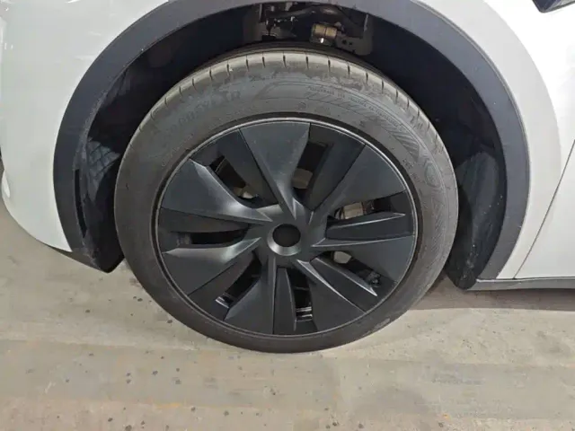 Tesla Model Y — Фото автомобиля 22