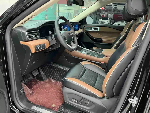 Ford Explorer — Фото автомобиля 16