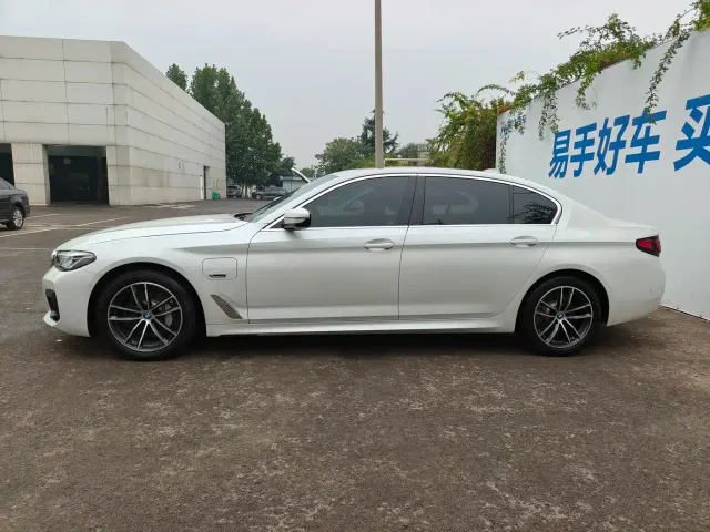 BMW 5 Series — Фото автомобиля 3