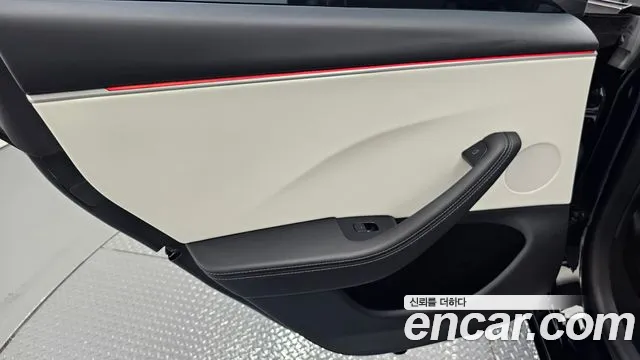 Tesla Model 3 — Фото автомобиля 24