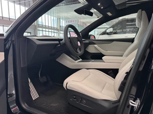 Tesla Model Y L — Фото автомобиля 9