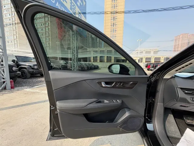 Hongqi E-QM5 — Фото автомобиля 15