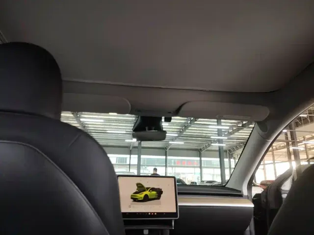 Tesla Model Y — Фото автомобиля 17