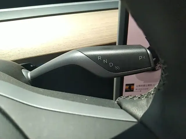 Tesla Model Y — Фото автомобиля 15