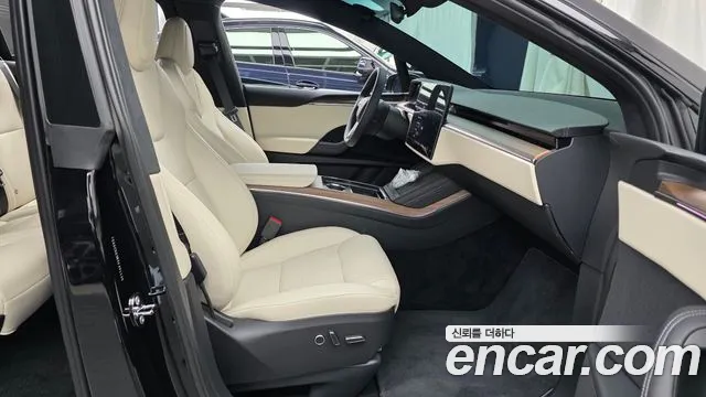 Tesla Model X — Фото автомобиля 16