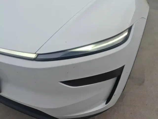Tesla Model Y L — Фото автомобиля 23